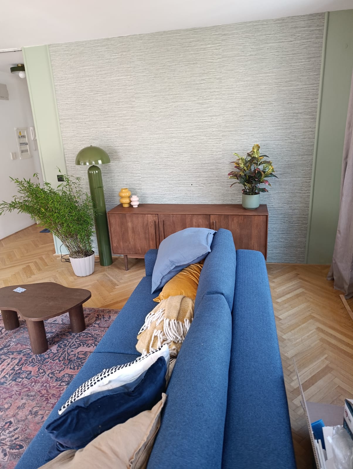 Obývací pokoj po výmalbě v šalvějově zeleném odstínu