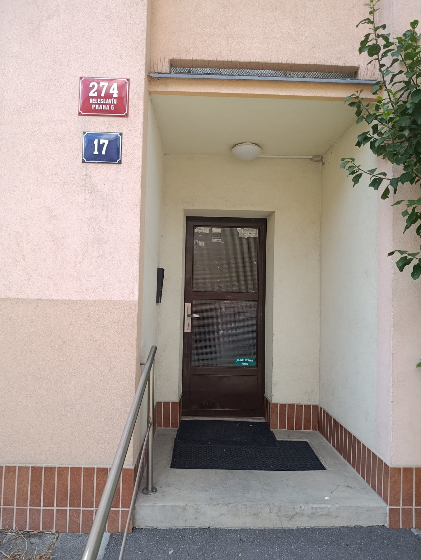 Vchod do domu ve Veleslavíně na Praze 6, kde jsme vymalovali garsonku