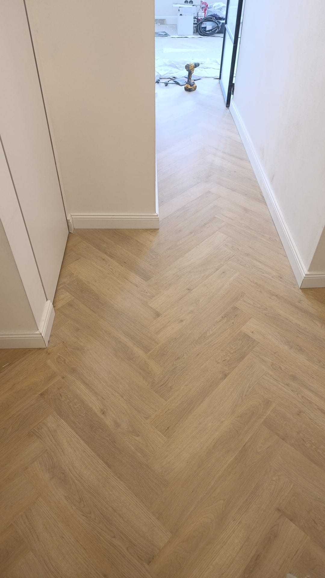 Čistě vymalovaná chodba s parketovou podlahou po dokončení prací na Praze 3