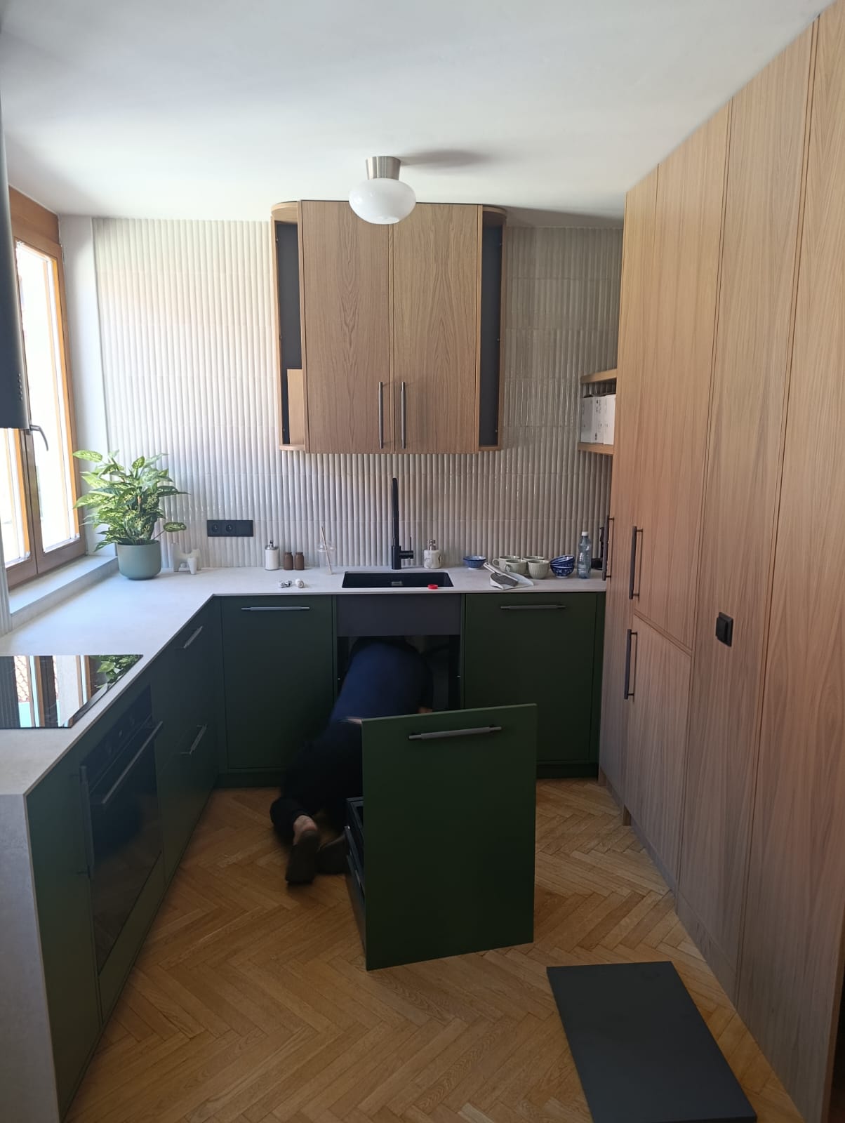 Kuchyň bytu na Praze 1 s bílým stropem po výmalbě