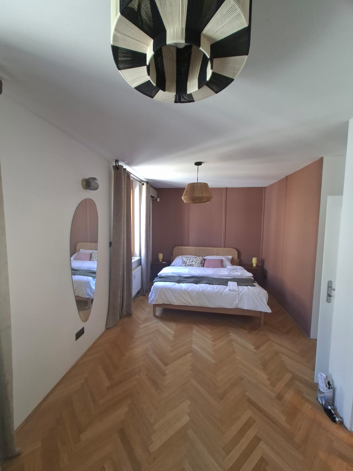 Ložnice po výmalbě v tlumeném růžovém odstínu s bílým stropem