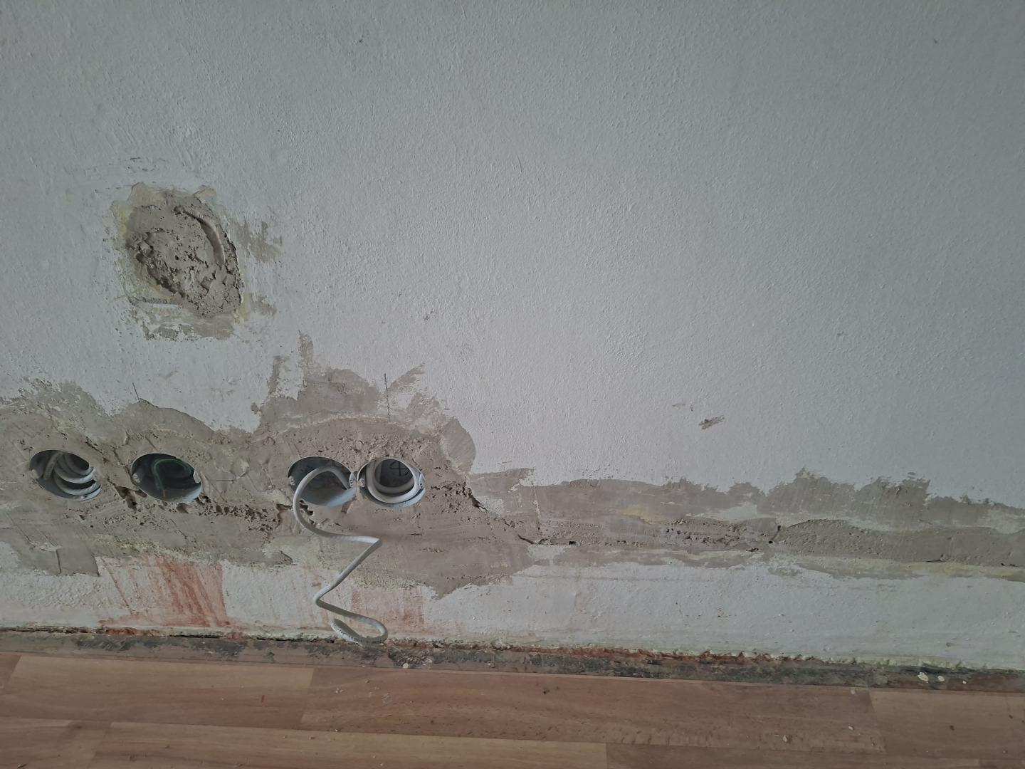 Detail zapravených drážek a elektroinstalačních krabic sádrovou maltou