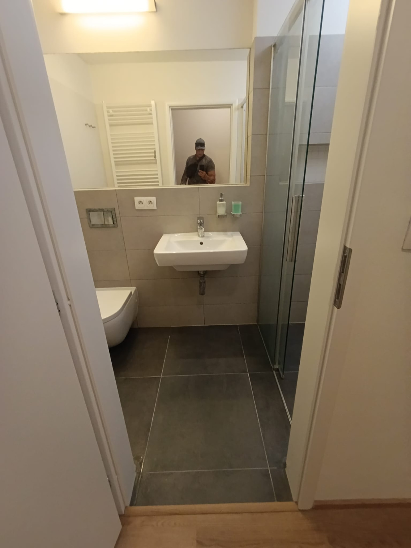 Koupelna bytu 1+kk na Praze 2 po výmalbě bílou barvou