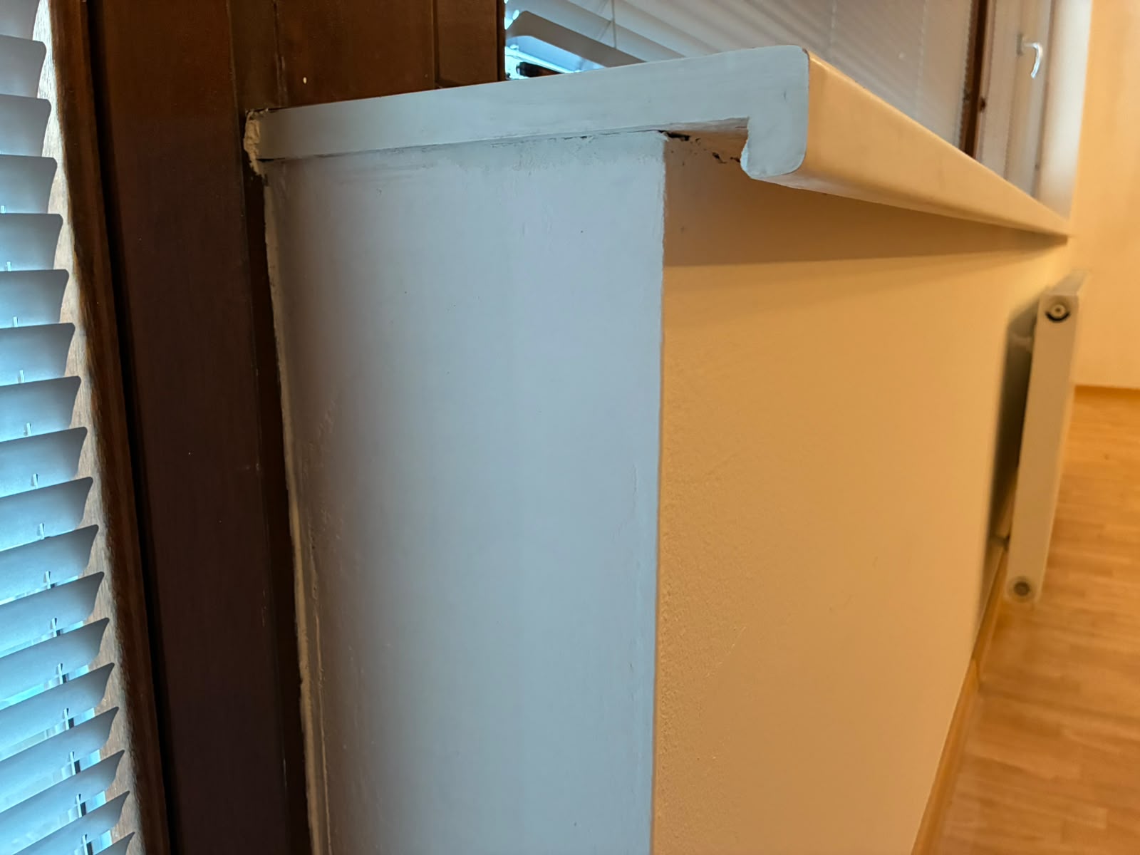 Detail natřeného parapetu a ostění okna po výmalbě