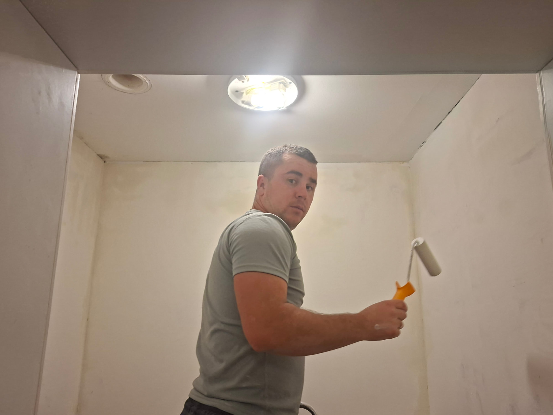Výmalba stěny válečkem v bytě na Praze 3