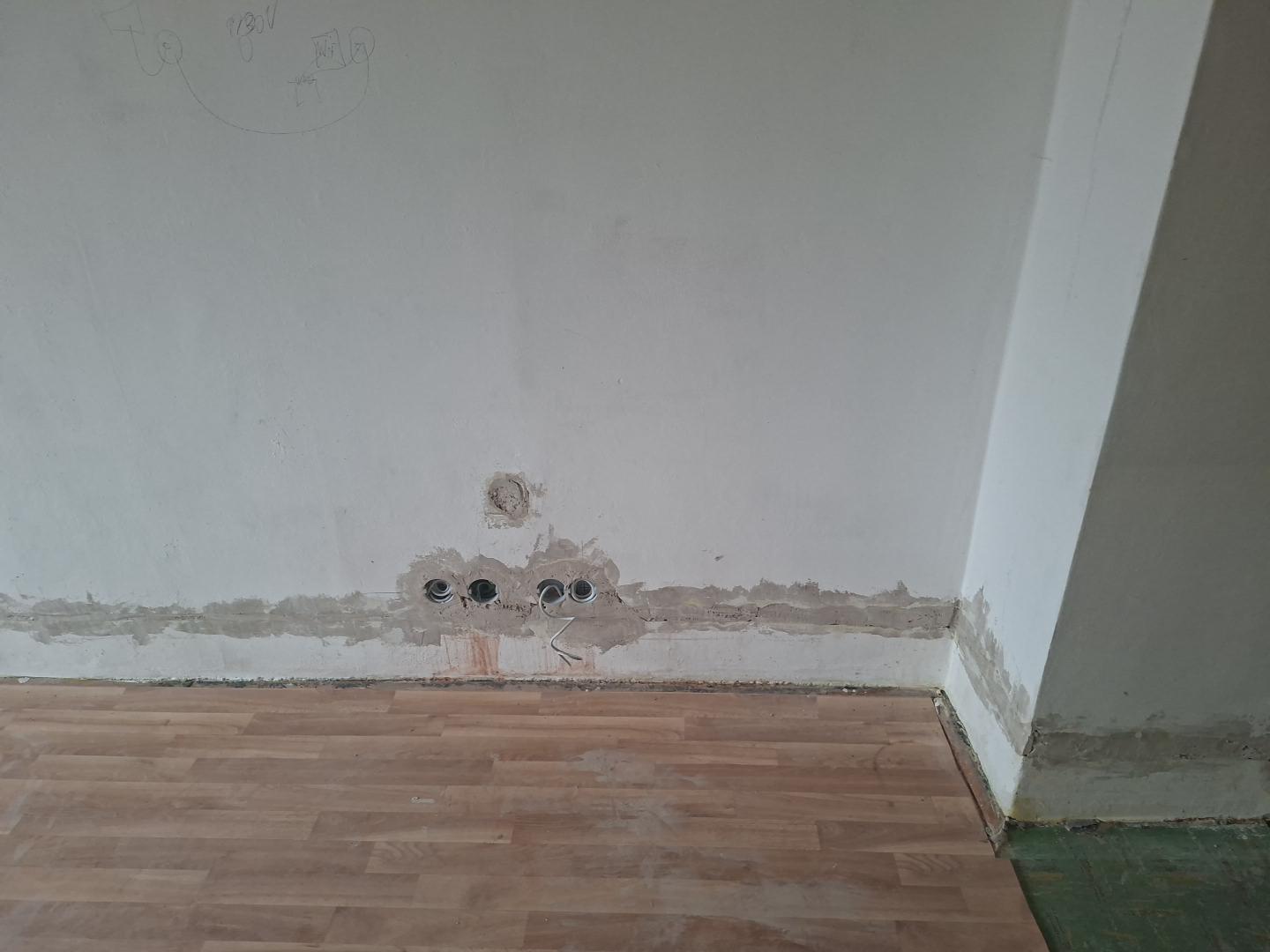 Zapravený pruh po elektroinstalaci u podlahy připravený ke štukování