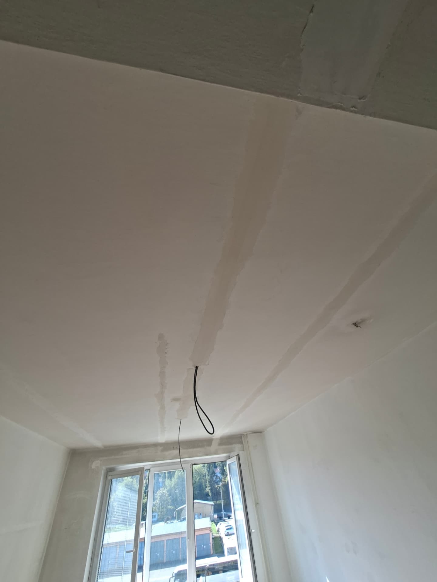 Detail hladkého stropu po štukování bez viditelných spár